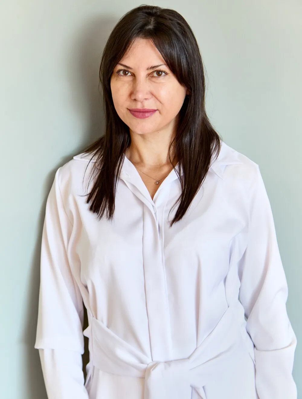 Yulia, an experienced expert at Estemica Esthetic in Laval, offers personalized skin care, laser therapy, and anti-aging treatments. | Yulia, experte en soins de la peau chez Estemica Esthétique à Laval, propose des soins personnalisés, des thérapies laser et des traitements anti-âge.